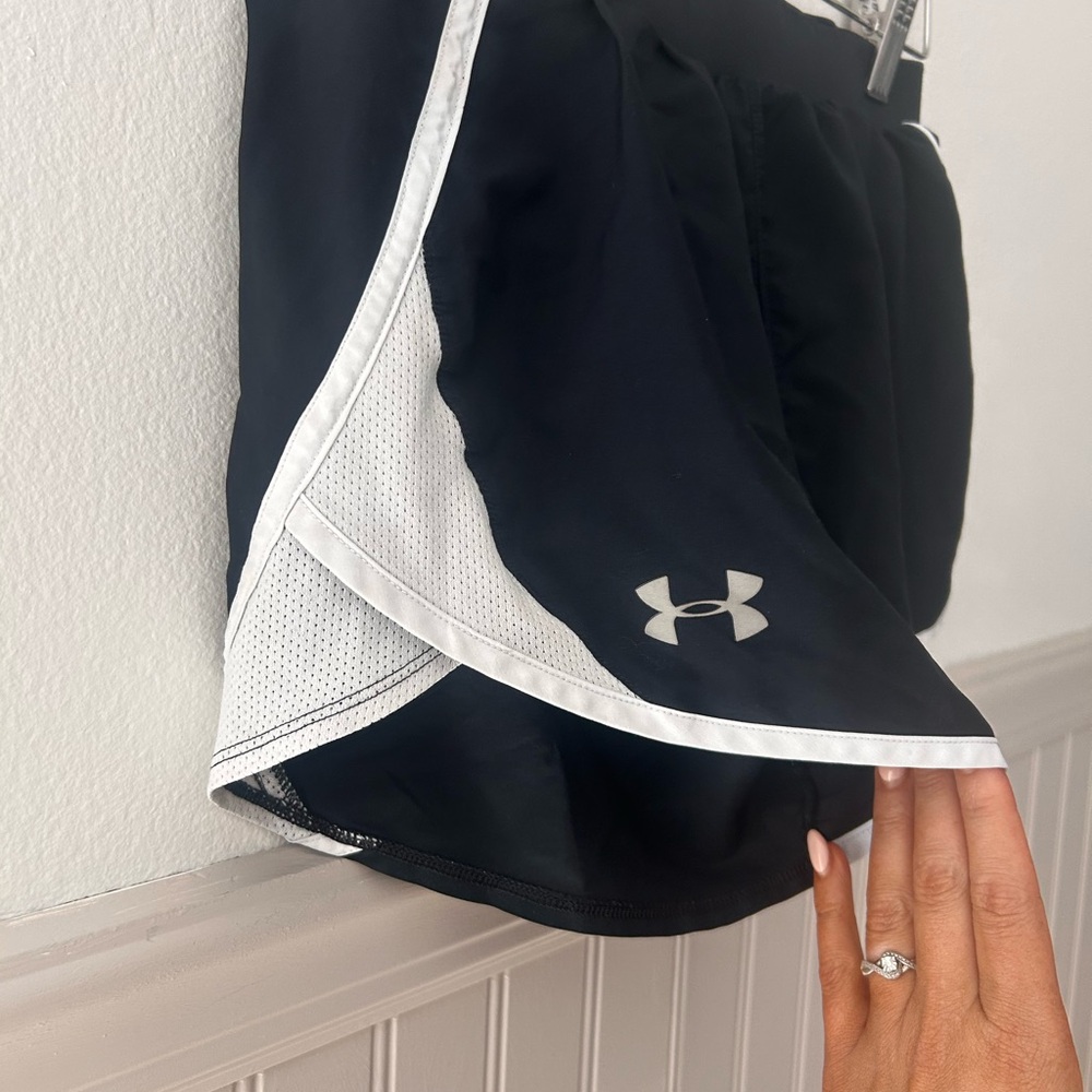 🏃‍♀️ Under Armour XS Black & White Athletic Shorts – Built-In Liner | Curved Hem